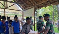 Ingin TNI Manunggal dengan Rakyat Papua, Komando Operasi Habema Bagikan Sembako di Mimika - JPNN.com