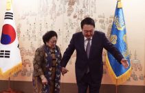 Hari Masih Pagi, Yoon Seok Menggandeng Tangan Megawati - JPNN.com