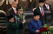 Prabowo Pakai Busana yang Dahulu Identik dengan Demang - JPNN.com