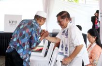 Pramono Anung dan Keluarga Mencoblos di TPS 046 Cipete - JPNN.com