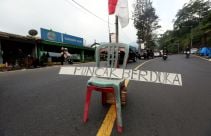 Pembongkaran Kios Pedagang Kaki Lima di Puncak - JPNN.com
