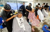 Cukur Rambut dan Makan Gratis - JPNN.com