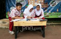 Nestle Indonesia Distribusi 5000 Bangku Daur ulang ke Sekolah Dasar - JPNN.com