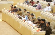 Raker dan RDP Komisi II DPR dengan Mendagri, KPU, Bawaslu dan DKPP - JPNN.com