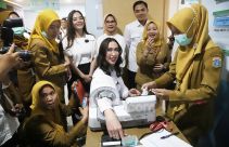 Menpar Widiyanti Meninjau Pemeriksaan Kesehatan Gratis - JPNN.com