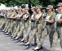 Sepatu Hak Tinggi untuk Tentara Perempuan Menuai Kecaman, Ukraina Kelabakan - JPNN.com