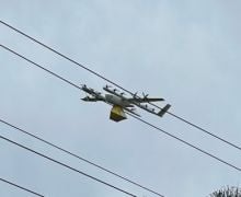 Drone Pengantar Makanan Menyangkut di Jaringan Listrik, Ribuan Rumah Mati Lampu - JPNN.com