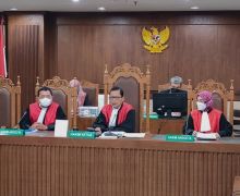 Keluarga Korban Pencemaran Obat Sirop Mengutarakan Kekecewaan Usai Sidang Ditunda di Jakarta - JPNN.com