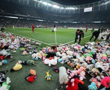 Cara Unik Penggemar Sepak Bola di Turki Untuk Menghibur Anak-anak Korban Gempa - JPNN.com
