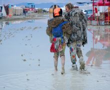 Dunia Hari Ini: Festival Burning Man Berubah Jadi Bencana Banjir Lumpur - JPNN.com