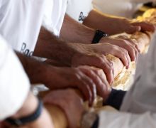 Dunia Hari Ini: Rekor Roti Terpanjang di Dunia Dipecahkan di Prancis - JPNN.com