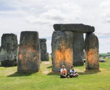 Dunia Hari Ini: Monumen Prasejarah Inggris jadi Sasaran Serangan Aktivis Iklim - JPNN.com
