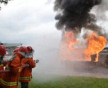 Prajurit Lantamal V Sigap Padamkan Api - JPNN.com