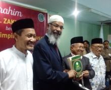 Berkunjung ke Kantor MUI, Zakir Naik Diberi Hadiah... - JPNN.com