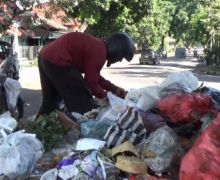 Petugas Mogok Kerja, Sampah Menggunung - JPNN.com