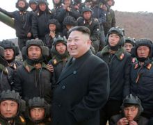 Persiapan Perang, Kim Jong-un Pimpin Latihan Pasukan Terjun Payung Korut - JPNN.com
