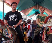 Demi Cinta, Pria Kaya Taiwan Rela Disunat, Diarak Naik Kuda di Cirebon - JPNN.com