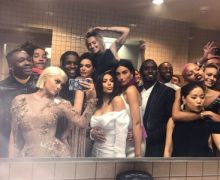 Kanye Ngambek, Kylie Jenner dan Bella Hadid Nongkrong di Kamar Mandi - JPNN.com