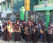Sekolah Disegel, Ratusan Siswa Bingung Depan Gerbang - JPNN.com