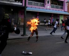 Ini Gila! Demonstran Bakar Orang Hidup-Hidup - JPNN.com