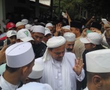 Imam Masjidilharam Pimpin Pemakaman Mbah Moen, Habib Rizieq Ikut Baca Doa - JPNN.com
