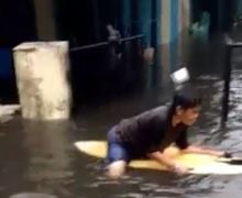 Mantap Jiwa! Seorang Ibu Main Papan Selancar di Tengah Banjir Padang - JPNN.com