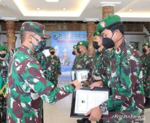 10 Prajurit TNI Berprestasi Dapat Penghargaan dari Pangdam Cenderawasih - JPNN.com