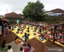 Sekolah Tutup Selama Pandemi, Nayak Kini Dijuluki Guru Jalanan - JPNN.com
