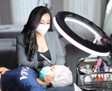 Penyulam Alis Ini Sukses Berbisnis Skincare, Omzetnya Miliaran - JPNN.com