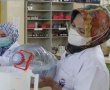 Waduh, Hasil Uji Lab Air Kemasan Galon Sekali Pakai Ditemukan Kandungan Mikroplastik - JPNN.com