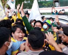 Mahasiswa Saling Dorong dengan Polisi, Paksa Masuk Gedung KPK - JPNN.com