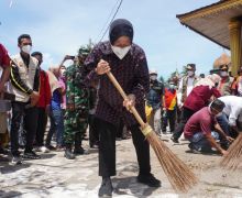 Kunker ke Padang Pariaman, Mensos Risma Ziarah dan Bersihkan Makam Syekh Burhanuddin - JPNN.com