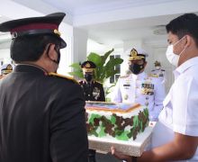 KSAL tiba-tiba Dapat Kejutan dari Petinggi Polri Saat Momen HUT Ke-76 TNI - JPNN.com