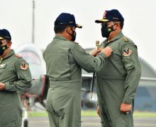 KSAL Laksamana Yudo Terima Wing Kehormatan Penerbang TNI AU - JPNN.com