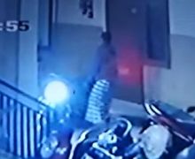 Pria Bersarung Beraksi di Indekos Jalan Rungkut Kidul Surabaya, Terekam CCTV - JPNN.com