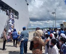Lihat, Pelajar dan Masyarakat Morotai Serbu Kapal Perang TNI AL, Dahsyat - JPNN.com