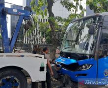 Bus TransJakarta Kecelakaan, Tabrak Pembatas Jalan di Jakarta Selatan - JPNN.com