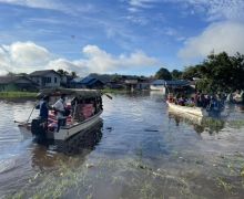 Silakan Amati, Bu Risma Ada di Perahu Itu - JPNN.com