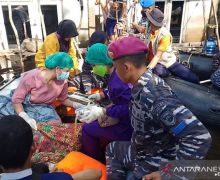 Detik-detik Seorang Ibu Melahirkan Bayi di Dalam Perahu Karet TNI AL - JPNN.com