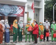 Laskar Ngawi Gandeng Agung Intiland Bagikan Sembako ke Nakes - JPNN.com