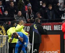 Setelah Menimpuk Botol ke Dimitri Payet, Fan Lyon Saling Ribut di Stadion - JPNN.com