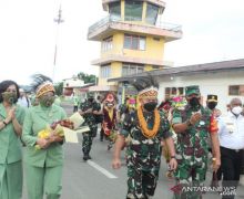 Tiba di Manokwari, Jenderal Dudung Disambut dengan Tarian Adat Khas Papua - JPNN.com