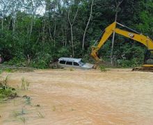 Mobil Terseret Banjir, Suami Istri Tewas - JPNN.com
