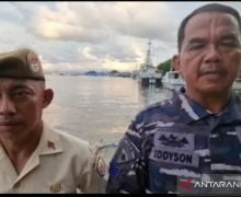 Personel TNI AL Selamatkan Ikan Duyung yang Terdampar di Pantai Jalaria - JPNN.com