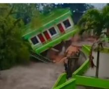 1 Bangunan Berlantai Tiga di Padang Sidempuan Ambruk Diterjang Banjir - JPNN.com