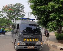 Hadir di PN Jaktim, Munarman Dikawal Polisi Bersenjata Laras Panjang - JPNN.com