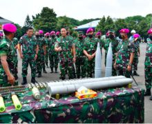 Lihat Nih, Gaya Jenderal Andika Saat Saksikan Material Tempur Korps Marinir TNI AL - JPNN.com