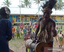 Ultah, Babinsa Kopda Marthen Waromi Dapat 'Kado' Istimewa dari Masyarakat Adat di Merauke - JPNN.com