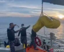 KRI Parang Menemukan Mayat Pria Misterius Mengapung di Tengah Laut, Lihat Proses Evakuasinya - JPNN.com