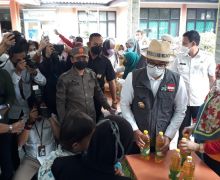 Ridwan Kamil Mendatangi Operasi Pasar Murah di Bekasi, Lihat Gayanya - JPNN.com